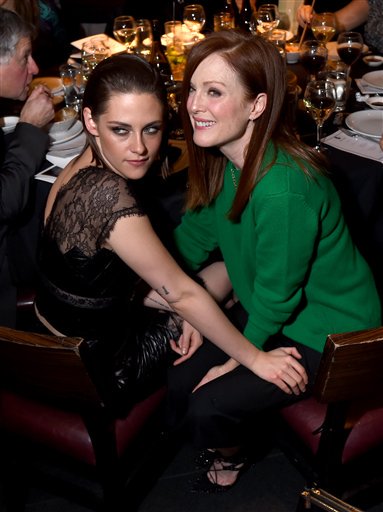 Mel452's tweet image. "She is my friend and I love her..." ❤️🌈❤️ RT @Gossipgyal Kristen and Julianne &amp;lt;33