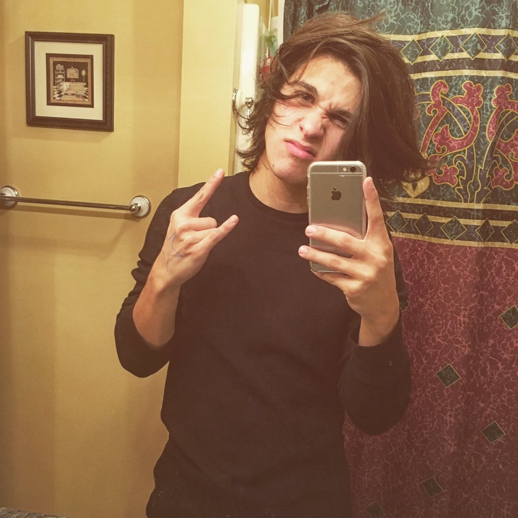 ryanfalcoaphoto's tweet photo. Ok guys I got a haircut but it was just a trim:) but it was my first haircut in over a year..👌🏻 https://t.co/Abs4p6RlPF