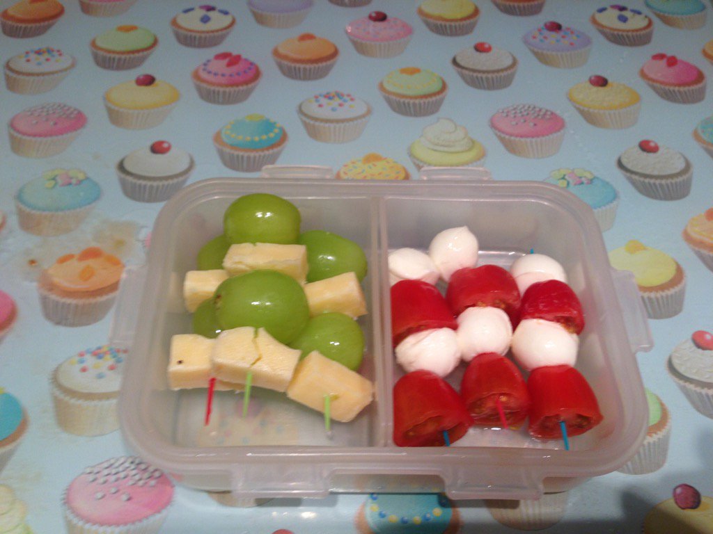 rachelmjohnson's tweet photo. Healthy snacks for me to take to work with me tomorrow! #mozzarellapearls #minikebabs https://t.co/vKpnCcH4WB