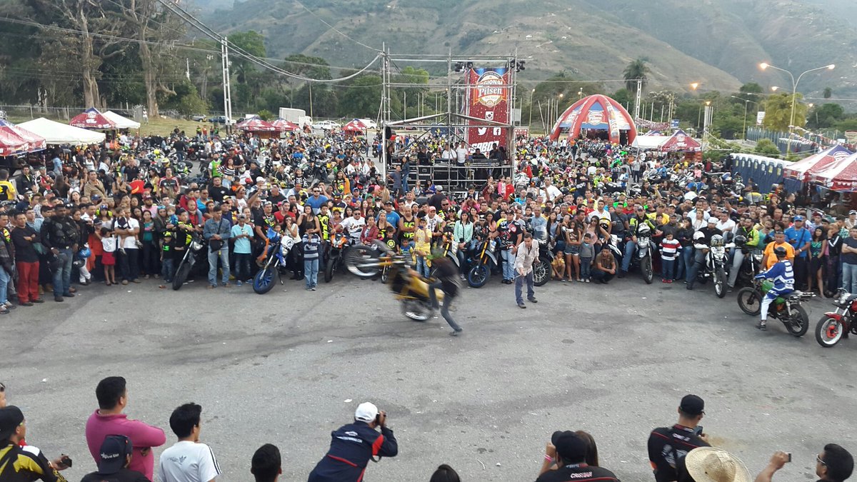 skygruposky's tweet photo. Y así comienza la segunda fecha de @Biker_Merida 2016, desde el Metropolitano de Mérida. Presentes junto a @tvskytv https://t.co/FZT2YED1xx