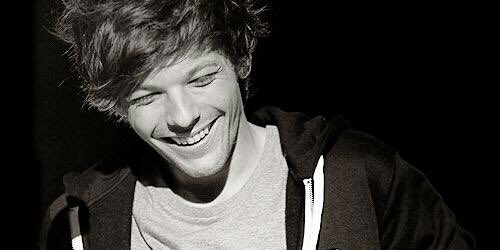 takemyhandIwt's tweet photo. his smile is all I need 💜 #LuckyToHaveLouis https://t.co/rDHnUaC1Mb