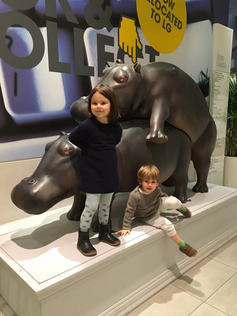 Kids very keen to get their picture taken with the 'sleeping' hippos. Thanks <a href="/Selfridges/">Selfridges</a> 😬😬#birdsandbees