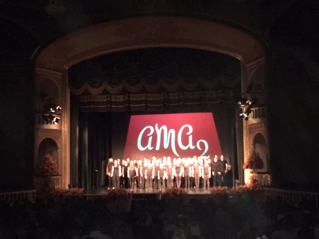 Viendo #ama2elmusical en <a href="/TeatroCircO/">teatrocirco</a> 👏👏👏