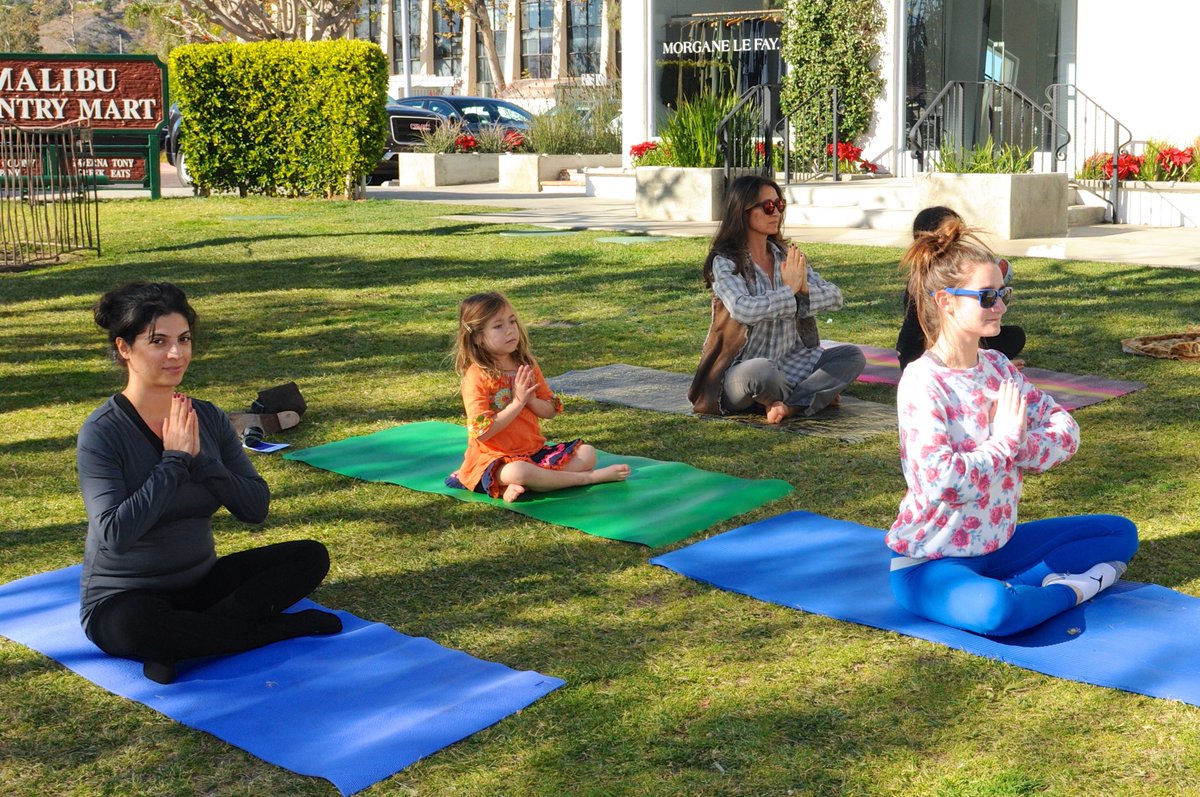 JulieEllerton's tweet photo. #MondayMotivation,keep it fun! @Yogasmoga's #yoga class @MalibuCntryMart! #Getfit #health #peace #MyDayInLA #Malibu. https://t.co/FX9cXcokHd