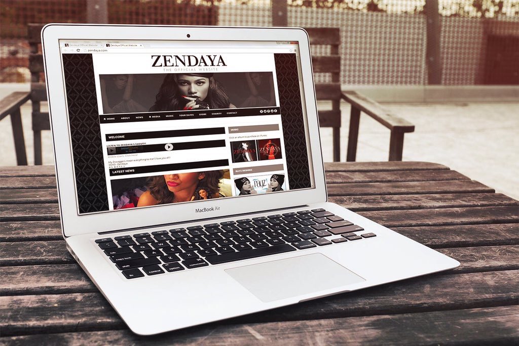 dumas1000's tweet photo. Zendaya new website design, via @RayzDesignz 😛 https://t.co/KzhWwlidFf