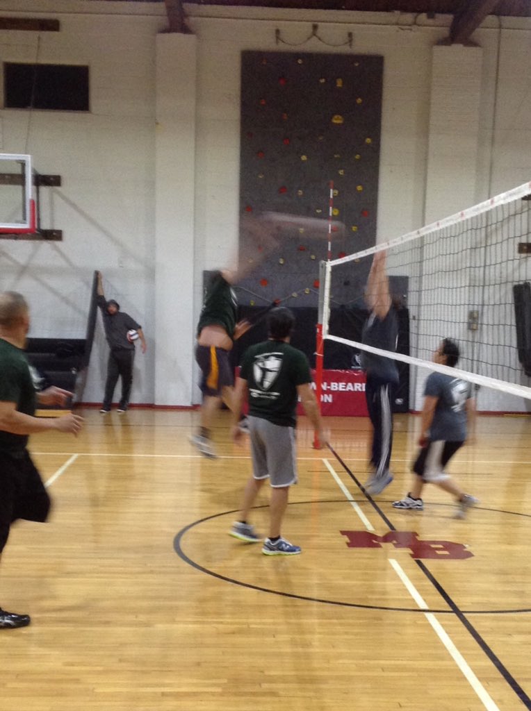NoIdeaSports's tweet image. Playoffs to ring in the new year at No Idea #noideasports #volleyball #meetmeatthenet