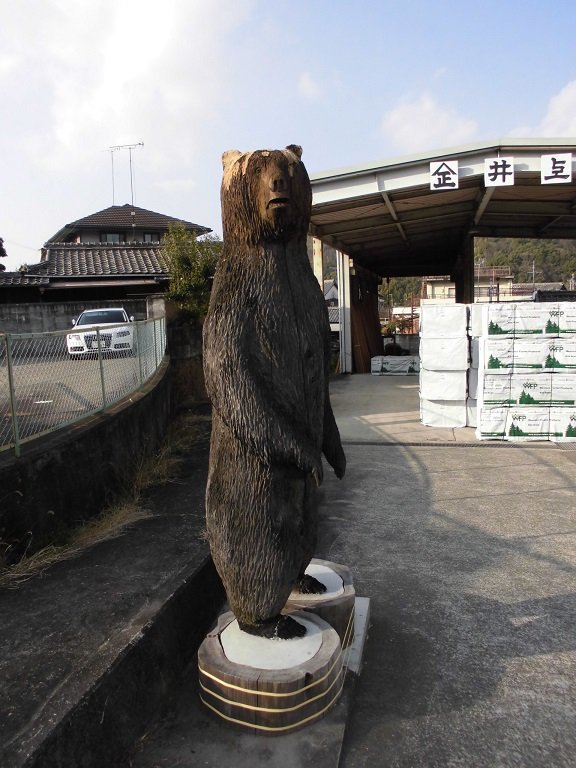 クマちゃん人形がお出迎え】 国道370号沿い海南市阪井にある木材工場で
