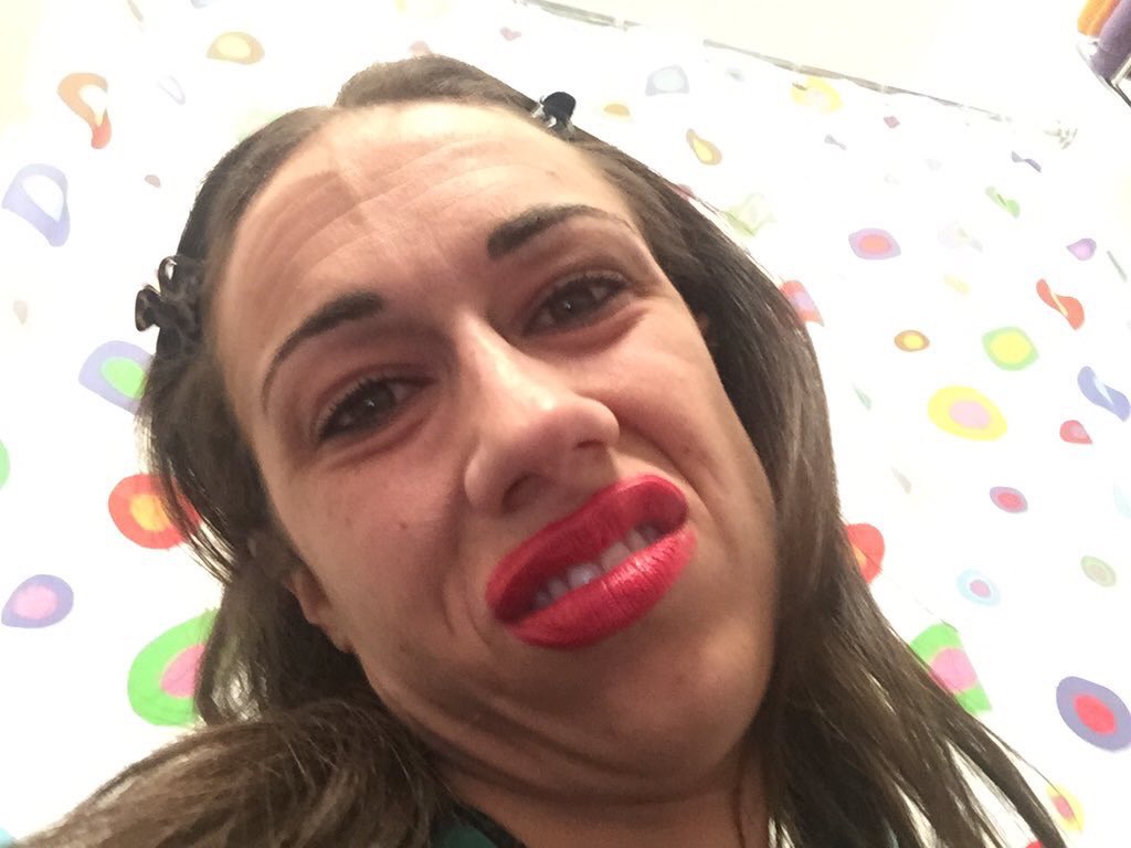 ytthreads's tweet image. favourite make up guru?