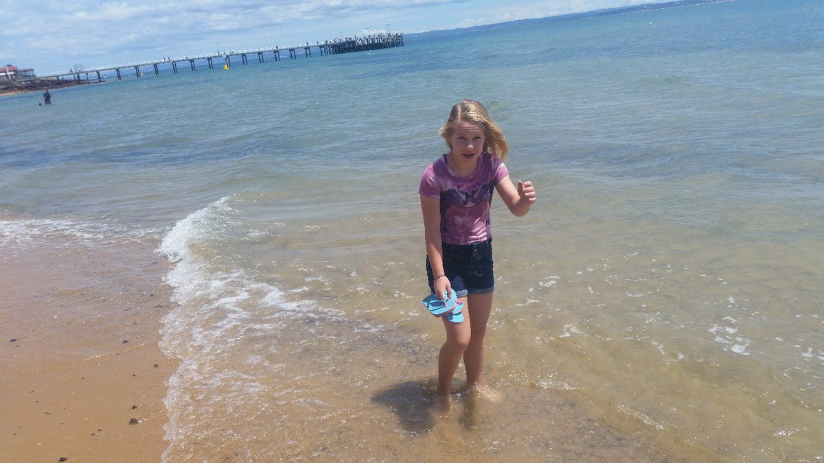 AddyDownUnder's tweet image. A walk along Cowes Beach before lunch at a local cafe....