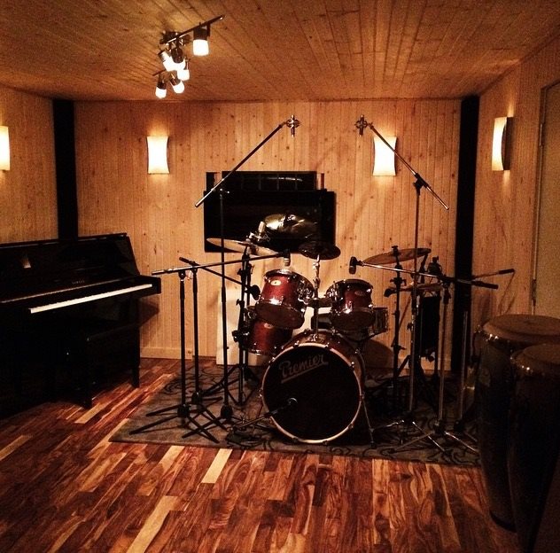 New live room that smells of pine and acacia hardwood... mmmmm breathe it in.