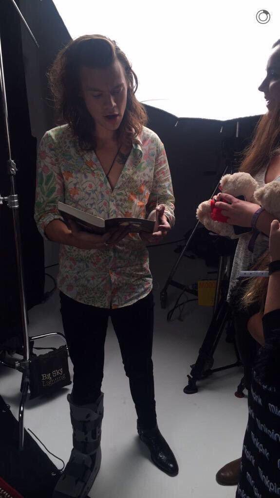 mell_0723's tweet photo. 骨折疑惑ナイルとハリーとおなじ右足だちょっとうれしい😝ｗｗｗ

#VideoMTV2015 One Direction https://t.co/U3JqAXVILs