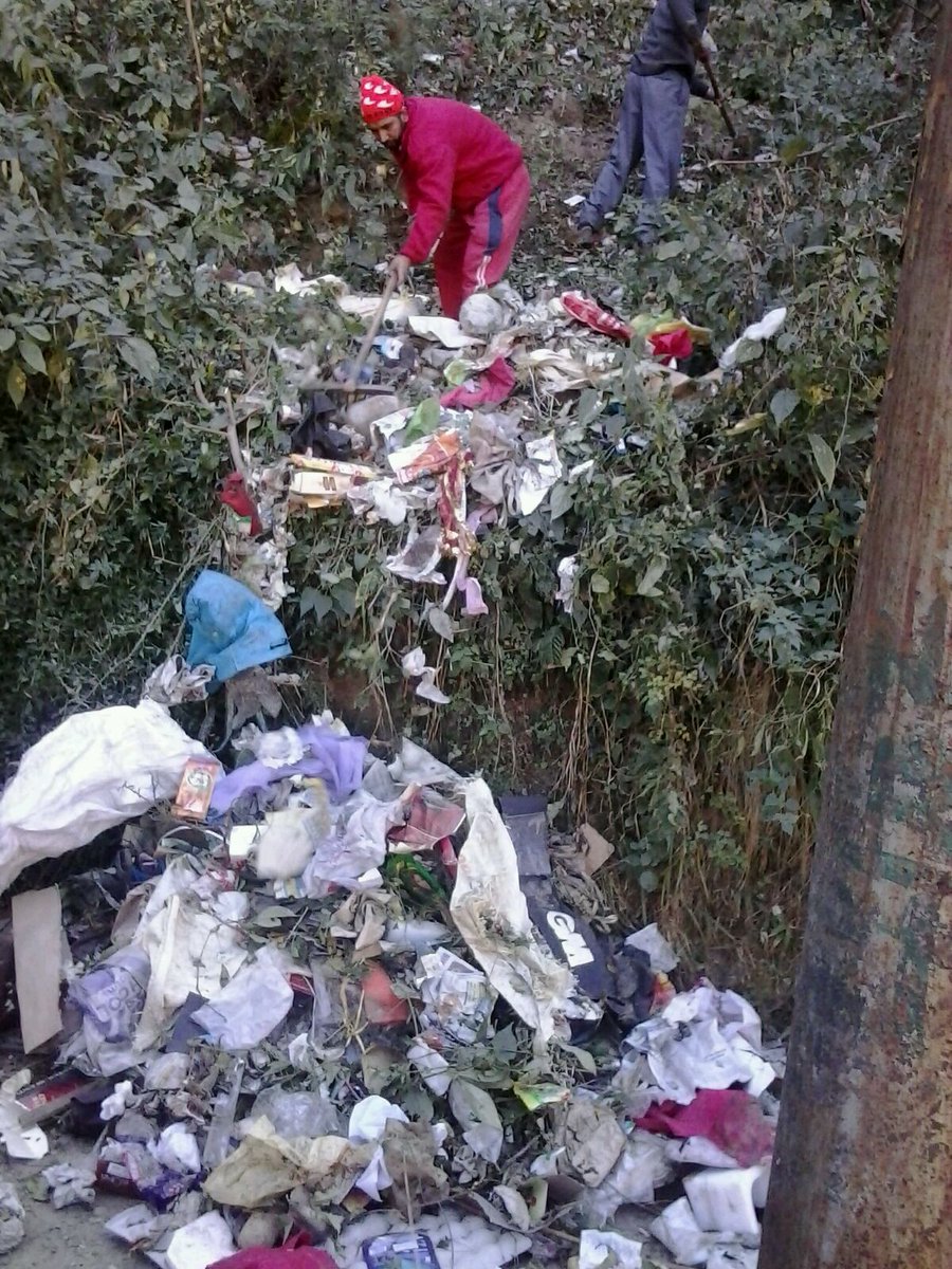 SwachhShimla's tweet photo. #mycleanindia @SwachhBharatGov special cleanliness drive conducted along the bye-pass rd near new shimla https://t.co/3GCC96Zp0l