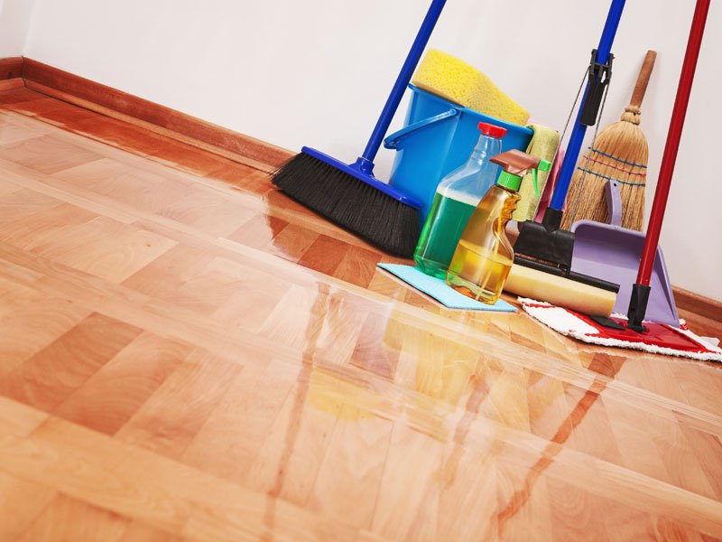 Чистый пол. Уборка ламината. Чем помыть пол после ремонта. Грязь на линолеуме. Средство для плитки в ванной после ремонта.
