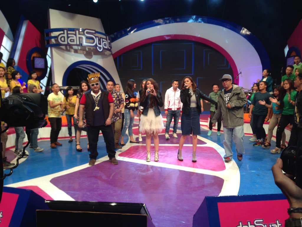 Selamat tahun baru ~ by Alexandria ft Thoriq asik banget ya lagunya 😊 #DahSyatTrend2016