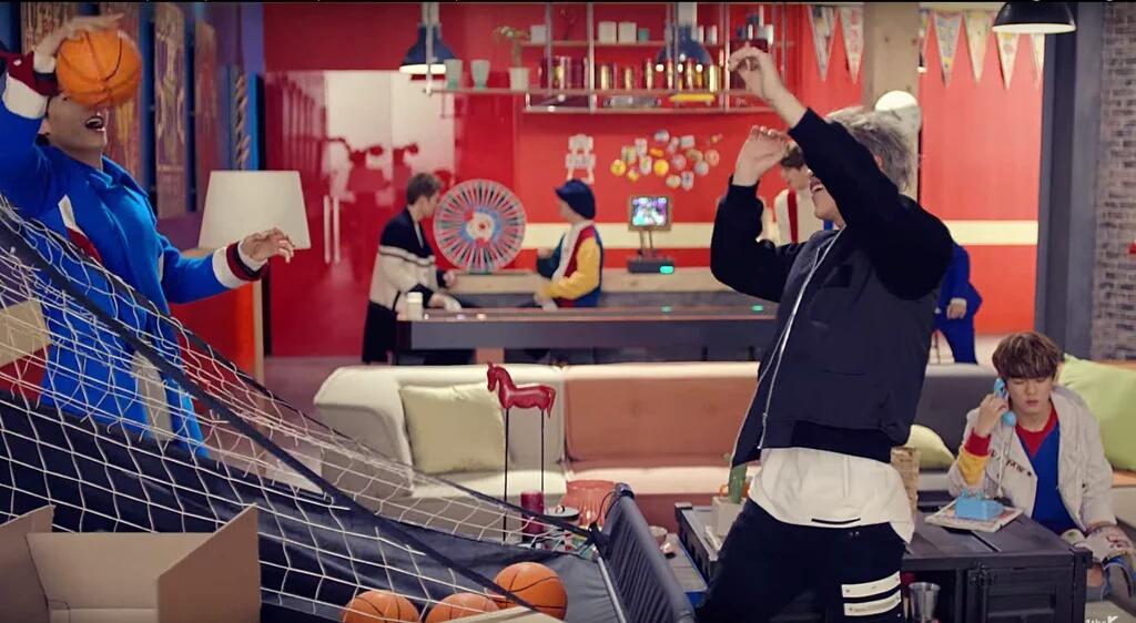 pacawoon's tweet photo. who was Hwanhee trying to call? π @arirang_ASC @UP10TION #UP10TION_ASC #MVTalk #CatchMe #CATCHME_ASC https://t.co/y1CIpzLtz3