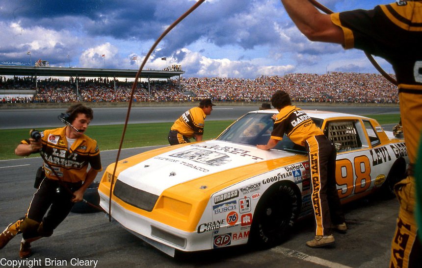 Joe Ruttman makes a pit stop during the 1984 Daytona 500. <a href="/Kenny_Wallace/">Kenny Wallace</a> the RF tire changer.