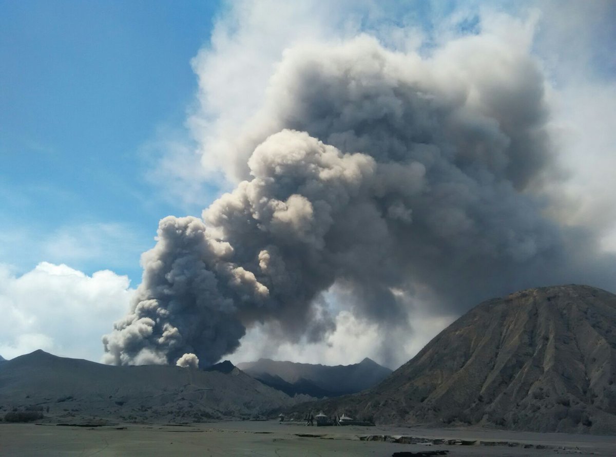 bpbd_jatim's tweet photo. #PVMBG @pakdekarwo1950 @bpbd_prob @BNPB_Indonesia @infomitigasi Visual Bromo Tgl 05/01/2016,Pukul 10.21 WIB. #TNBTS https://t.co/RSbewRBFGS
