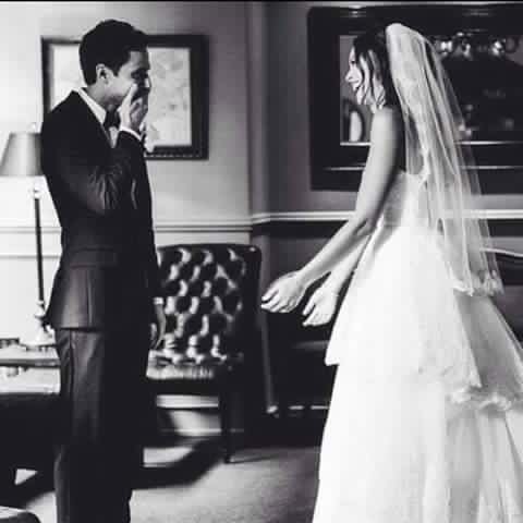 هى عايشة طول حياتها شايفه فيك فستان فرح
وإنت شايف بيت وحضن دافى وفيها شايف شئ يهمك حته منك عايشه فيها