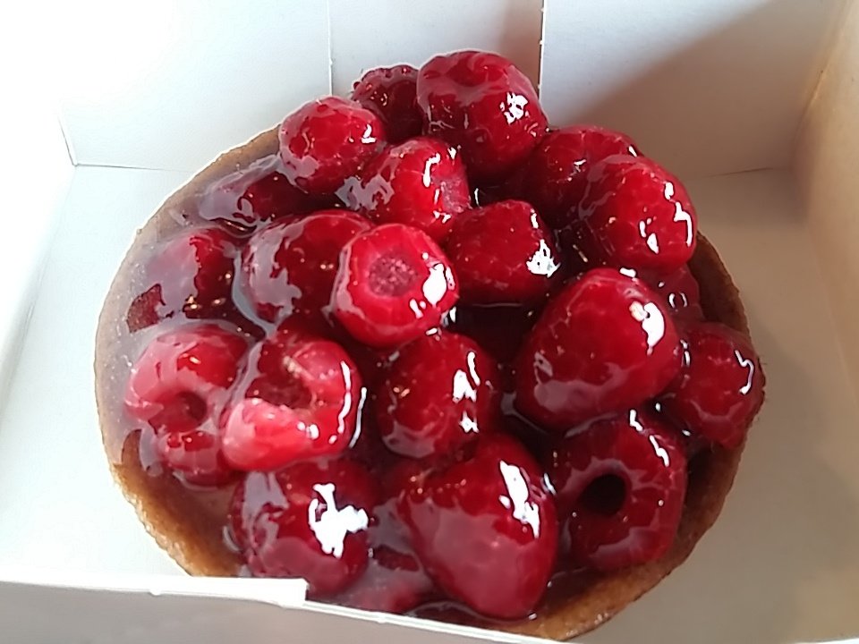 tyrower's tweet photo. En 2016, certaines choses changent. D'autres restent les mêmes. #RaspberryTartelette https://t.co/NfH8Ypk14X