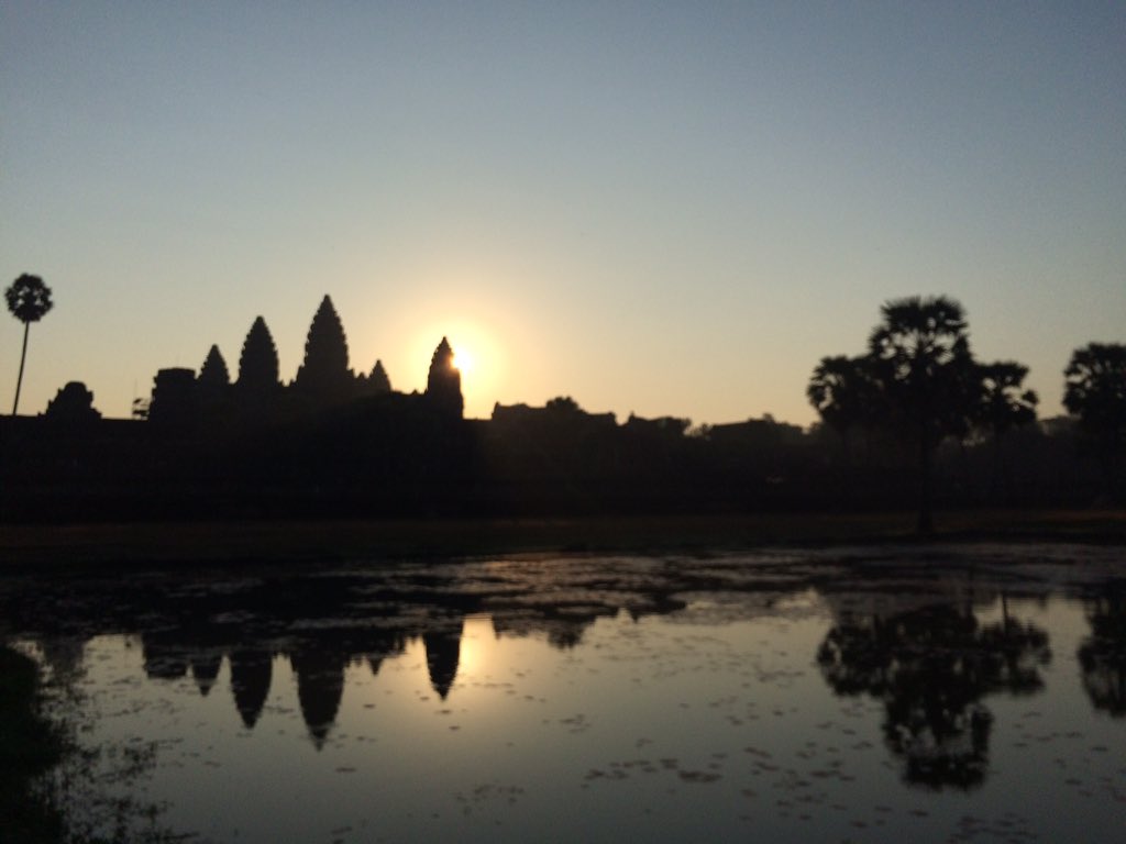 MatthewStorage's tweet image. #Ankorwat #cambodia #sunrise. Definitely the 8th wonder of the world!!!
