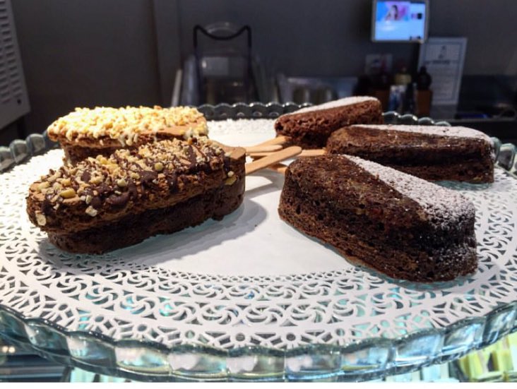 steccolecc's tweet photo. #steccocake a colazione  per iniziare la giornata con il piede giusto! 
#steccolecco 
#brownies #carrotcake #caprese https://t.co/66zMjFAYLy