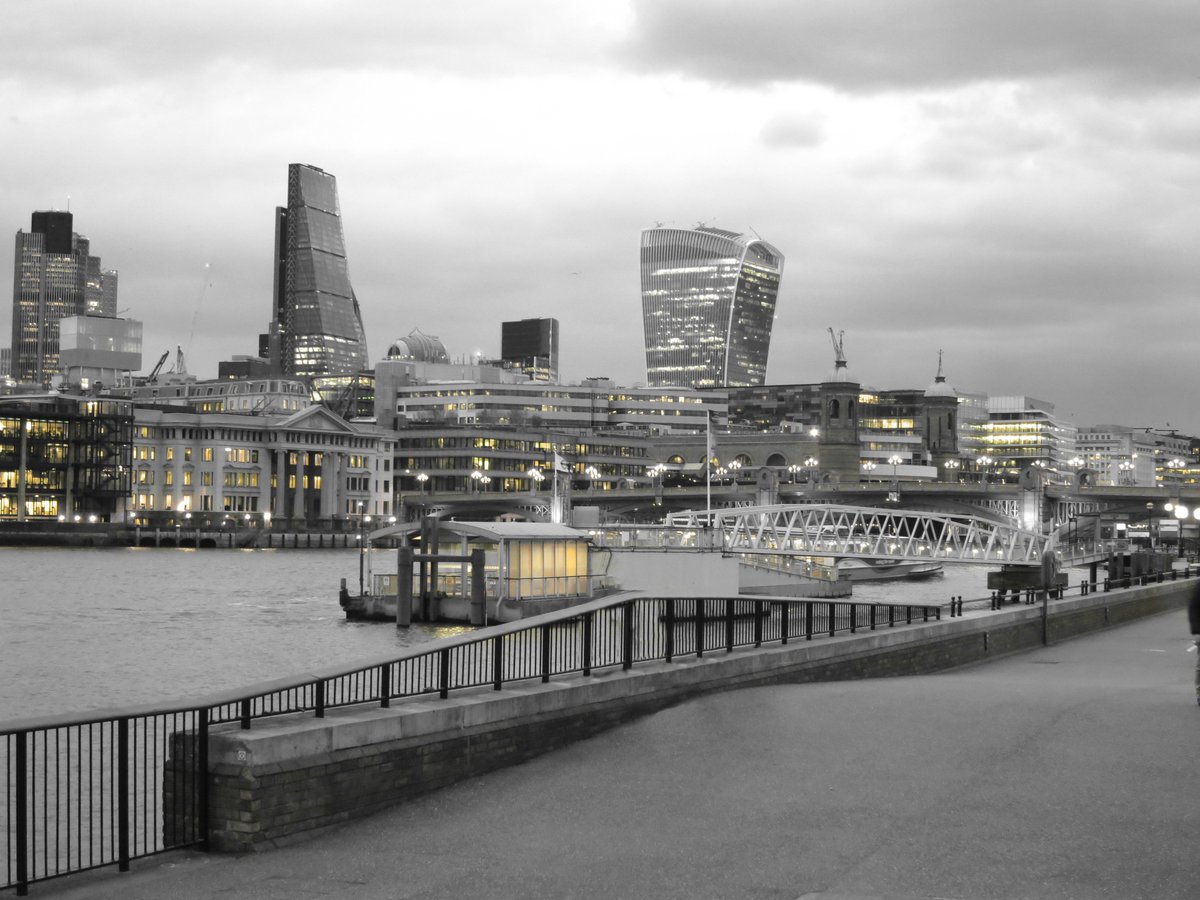 RikiThrones's tweet photo. #london #blakandyellow #buildings https://t.co/BRclMekb7p