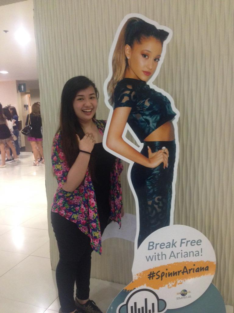 rchllshr's tweet image. Let&apos;s throwback this awkward pose with @ArianaGrande 🙈😂💖 #SpinnrExperience #SpinnrArianaGrande
