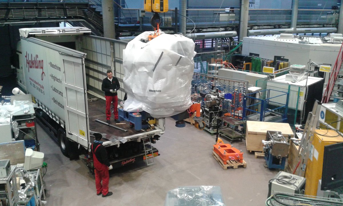 Katharikaa's tweet photo. Wrapped art flying @HZBde... is it a work by Christo? No, it's our new undulator! @HZBzlog #physics #BESSY2 #science https://t.co/f5RvpRJlOh