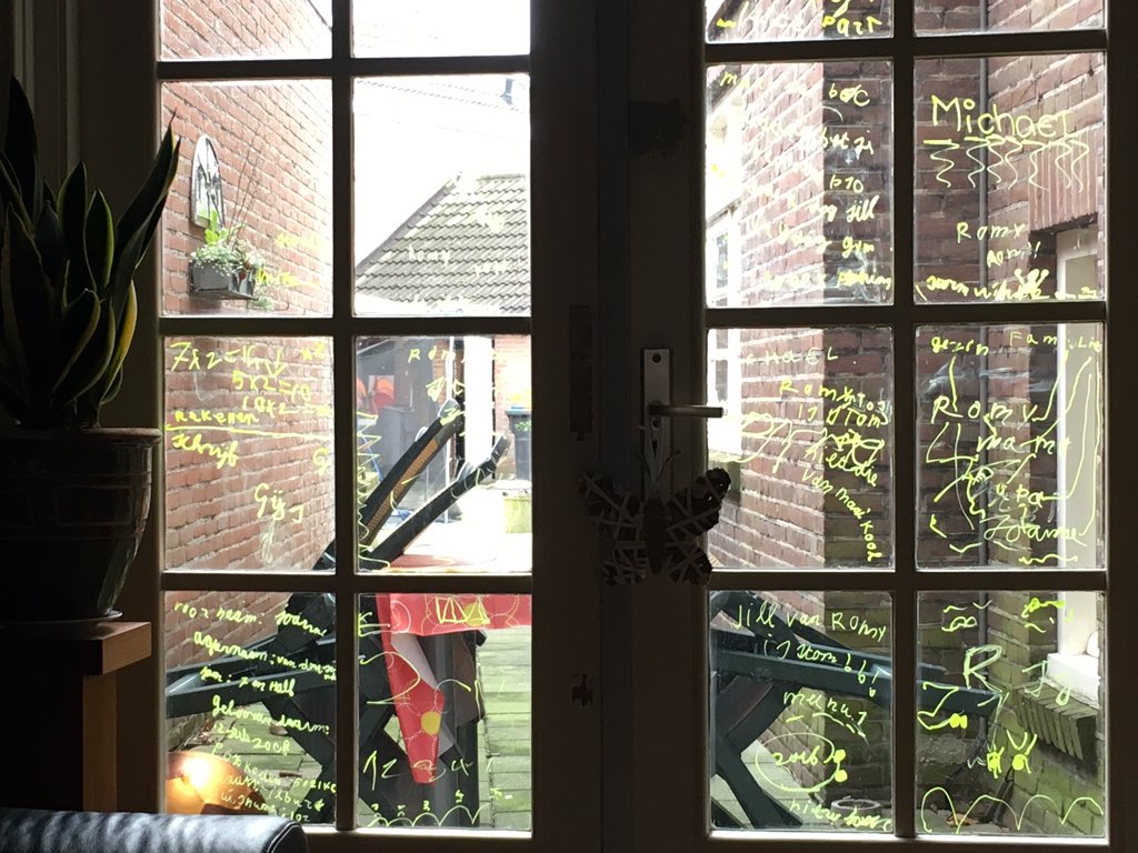 UnityEagle's tweet photo. @Margriet1973 bij gebrek aan een een notitieblok kladder je toch gewoon de ramen vol #creatievedochter https://t.co/V3M01Zh6C2