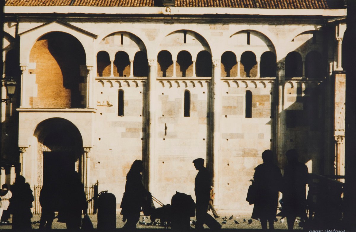 modena_pic's tweet photo. Piazza Grande, il duomo e dei passanti immortalati da Beppe Zagaglia, 1991, #Modena #GrandiFotografi @GalCivModena https://t.co/qqLbO5HmHX