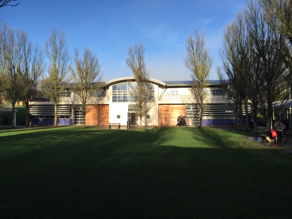 altoncollege's tweet photo. Sunshine to welcome back our amazing students today! #newterm #NewYear https://t.co/DfGldjf4Hc