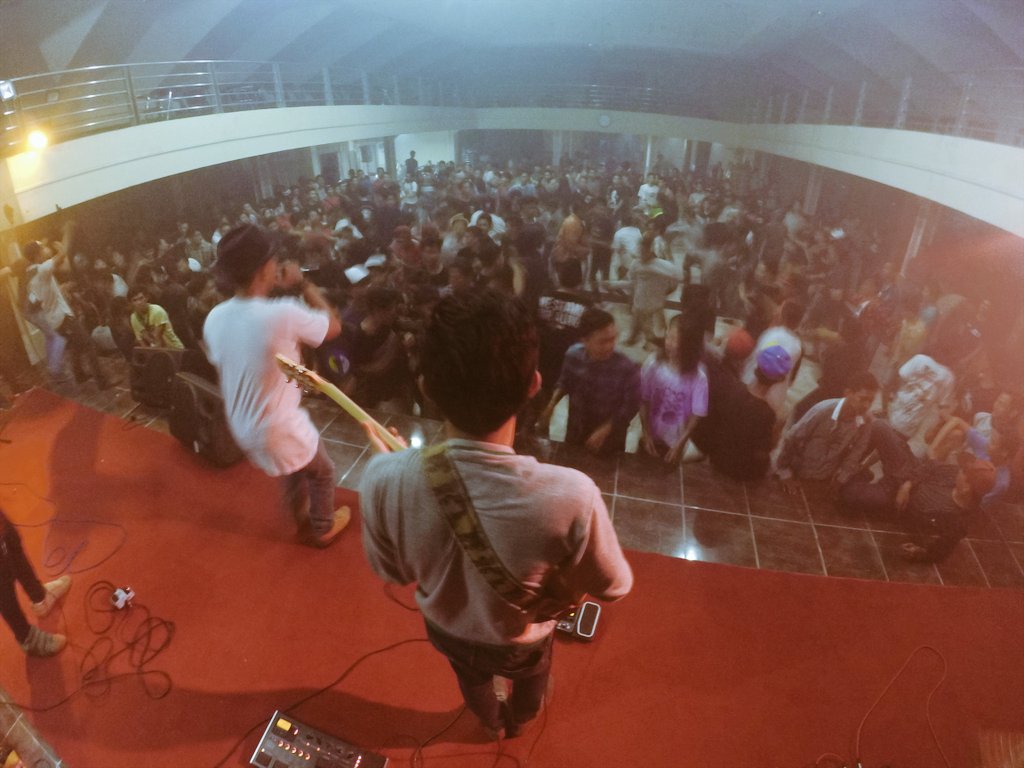 masih di #concertreggaemusic #uyee