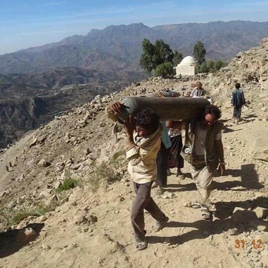 farisalyemen2's tweet photo. #Taiz 
Eye witnesses &amp; shops owners confirmed that #Houthi_militants_Saleh_troops r selling all #Humanitarian_ aids. https://t.co/qbxYeSQ572