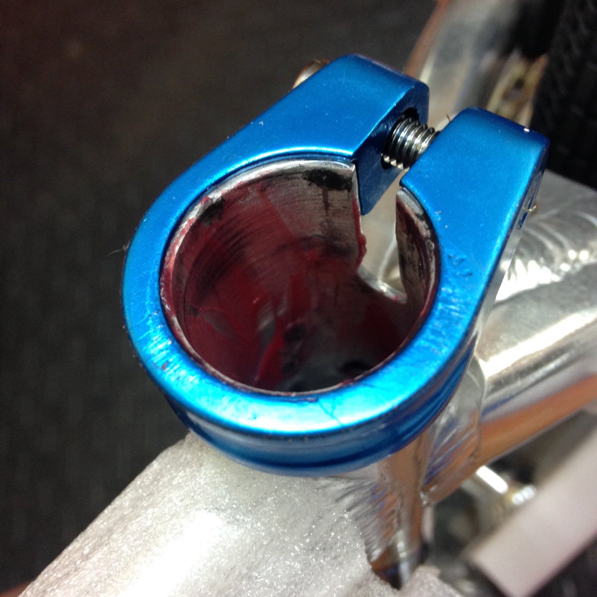 【Tips】シートチューブ内部にグリスを添付すると、異音の防止になります。また、水の侵入を防ぐこともできます。