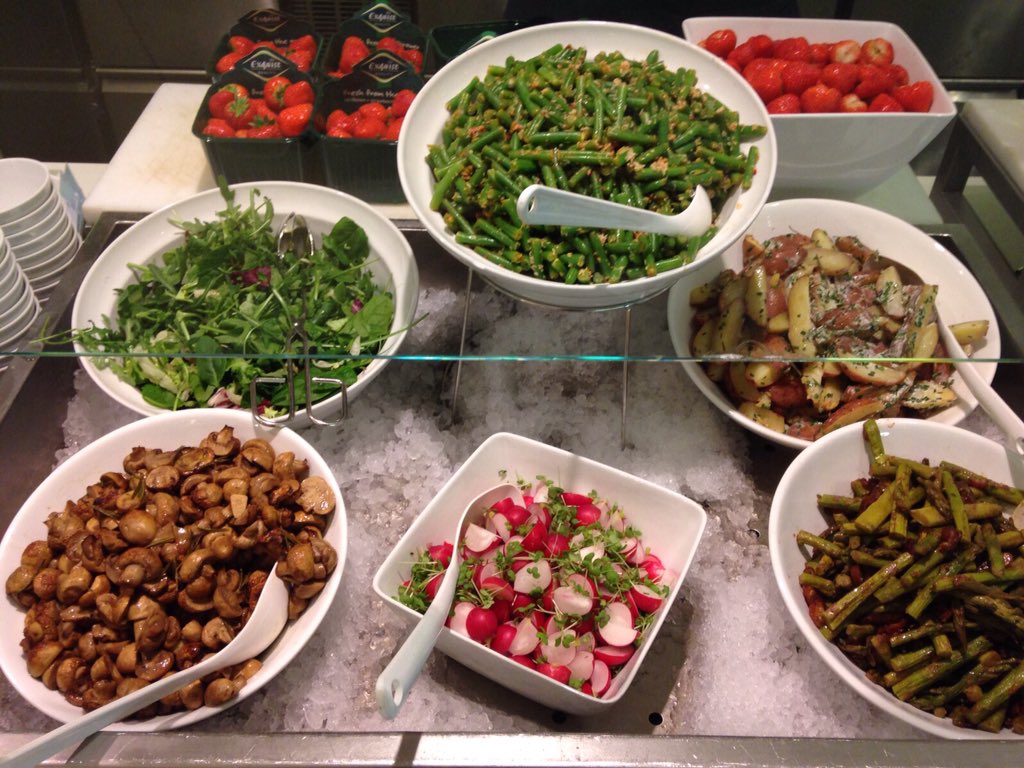 Het nieuwe saladebuffet bij bedrijfsrestaurant A La Card, veel variatie in groente en een wisselend eiwitcomponent
