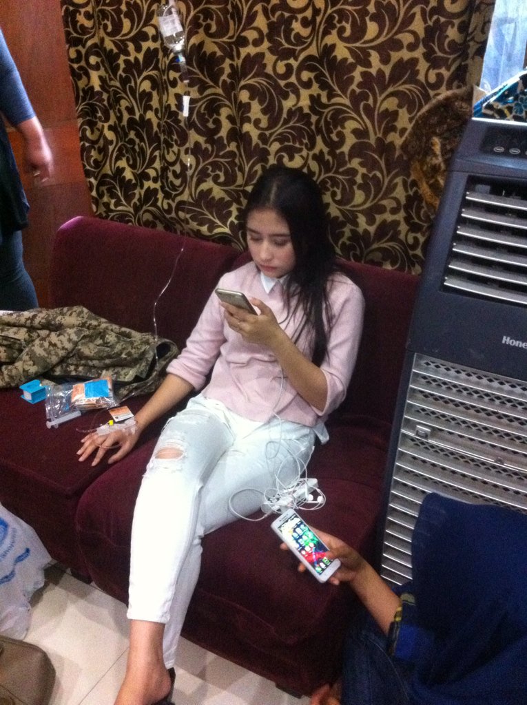 Nahh kaya semangat nya <a href="/PrillyBie/">Prilly ☘️</a> nih patut dicontoh, biar diinfus tetep dateng untuk reading.. #semangatprilly