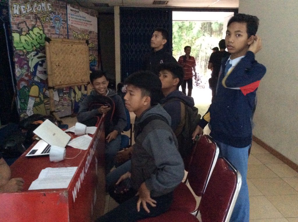 Terima kasih SMAN  1 Ciomas sudah berkunjung ke radar Bogor 😁 #DBL2016BOGOR <a href="/dblindonesia/">DBL Indonesia</a>  *jn