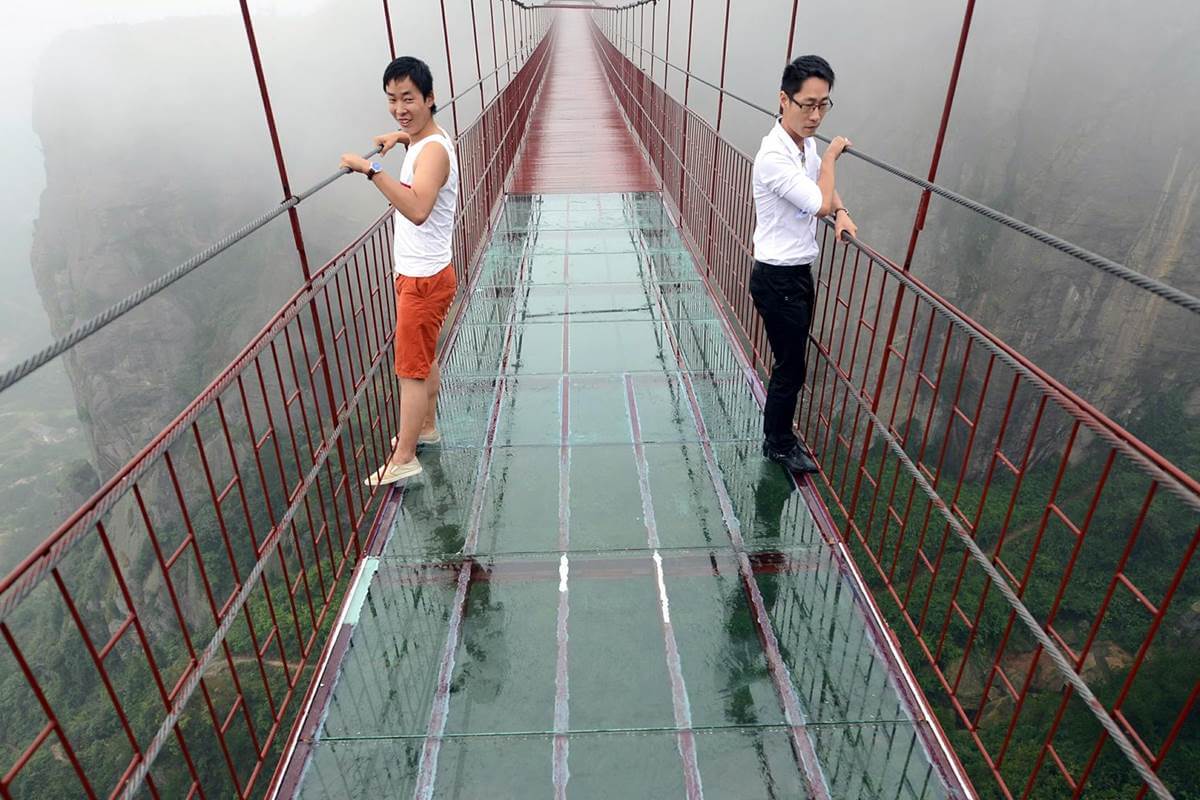 Игра в кальмара стеклянный мост. Стеклянный мост в провинции Хэбэй. Стеклянный мост в Китае Хуньчунь. Хуньчунь стеклянный мост 5д. Стеклянный мост Бэйдайхэ.