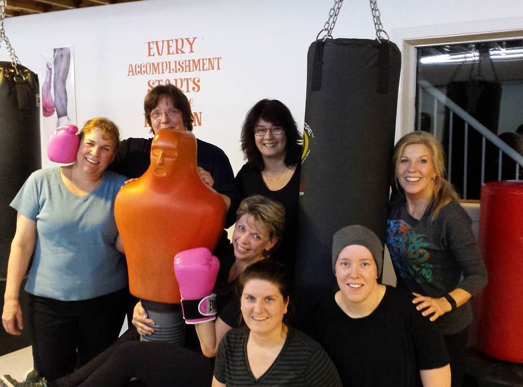 TheCaringTimes_'s tweet image. Kick butt class tonight!! #chiseled #nursesrock #oasistraining #awesome #workout #boss #sweatisfatcrying #fitnessfr…