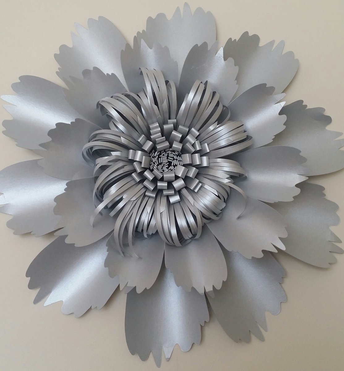 WPFlowerDesign's tweet image. Silver paper flower-Love this design!(2ft or60cm)
#paperflowerslondon #paperflowersuk #paperflowerwall #weddingideas