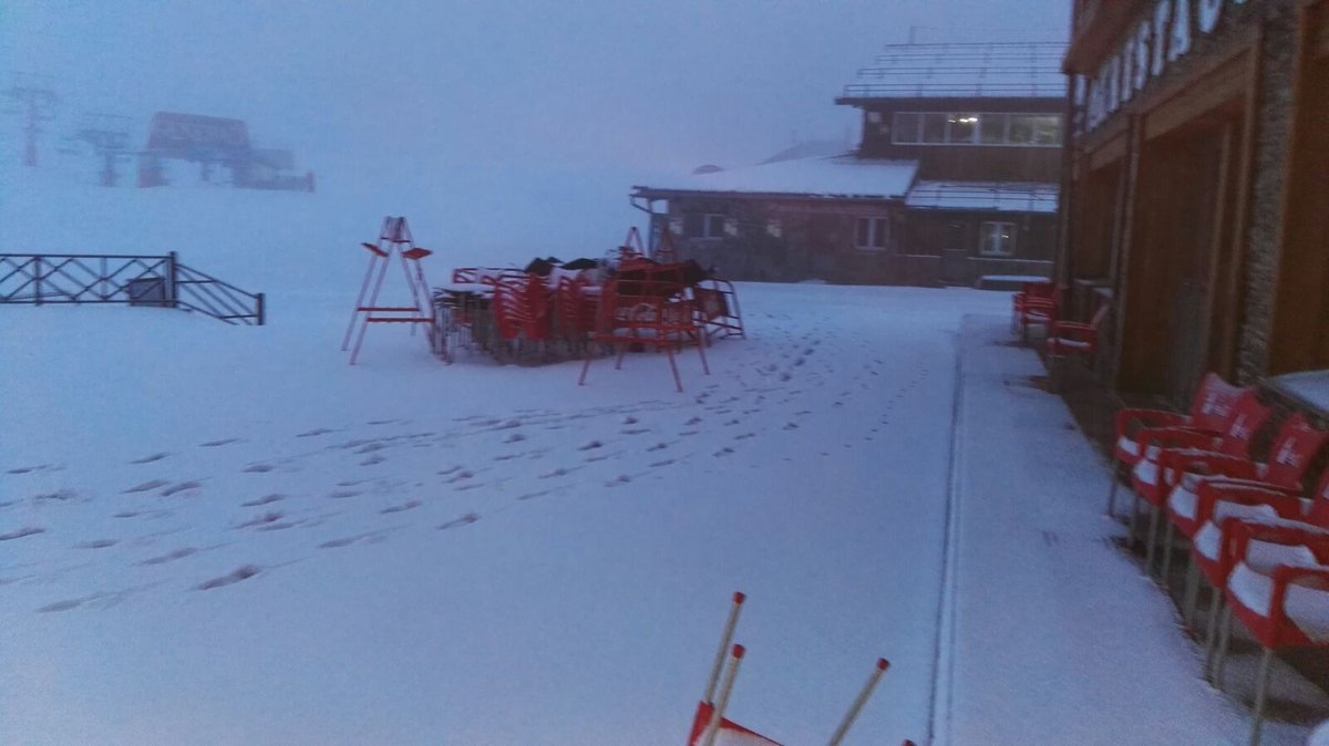 websierranevada's tweet photo. Buenos días, amanece en #SierraNevada con una ligera nevada. Estación en proceso de apertura https://t.co/YUbgErGztj https://t.co/z2OU04iiAr