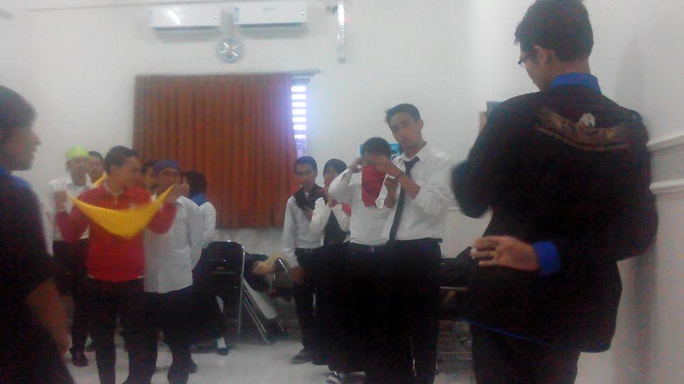sistem_komputer's tweet photo. Suasana di tengah game "kembali pada mama" yang di mainkan peserta Orientasi Sistem Komputer 2015. https://t.co/OLhm4gT1UW