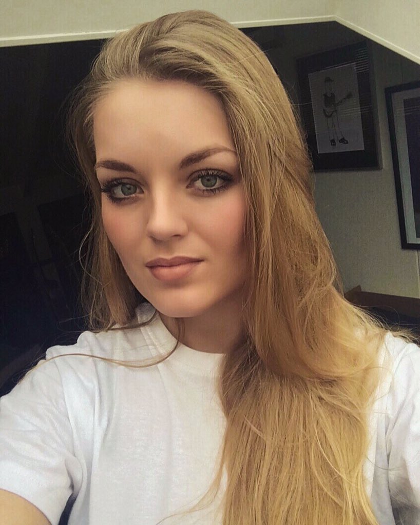 LaurieLocket's tweet photo. 💜🌙 #morning #early #tired #miss #my #bed #love #life #now #recording https://t.co/7vF3srmjJT