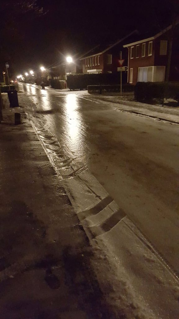 80sgolden's tweet photo. The roads are literally ice https://t.co/Vh6DGeecz4