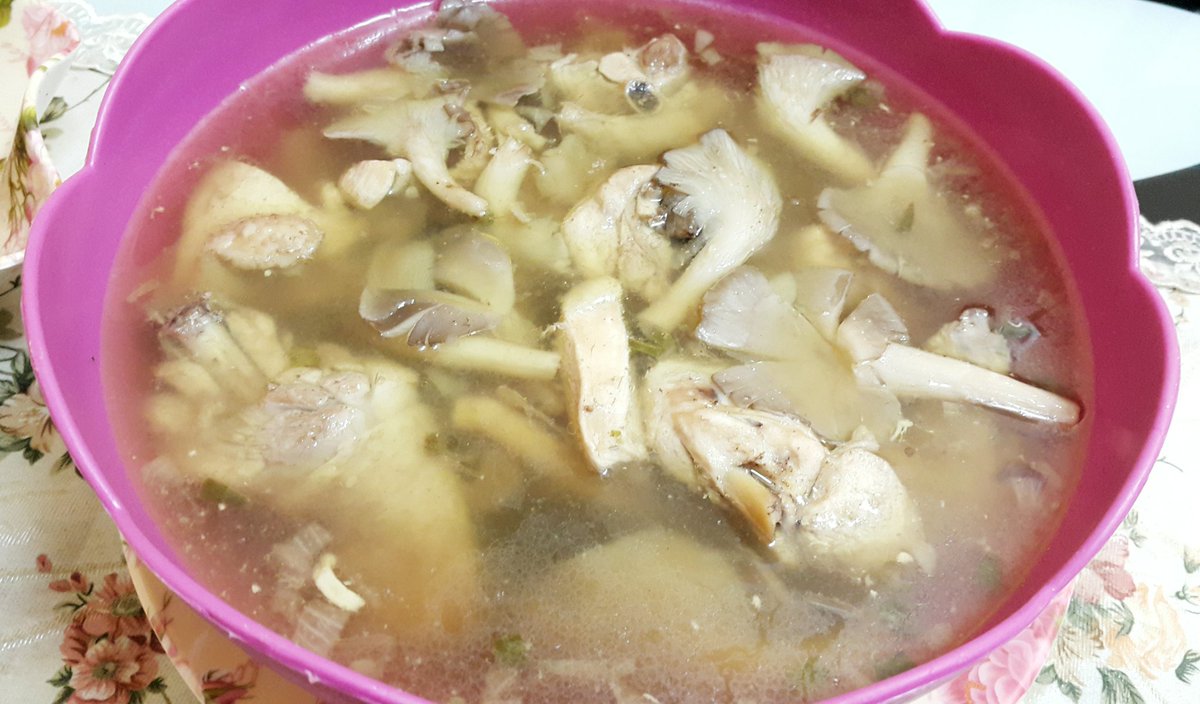 Pinky_adira's tweet photo. Done masak untuk hari ini..
MENU :
1.Sup ayam cendawan.
2.Sambal ubi kentang kicap.
3.Air Oren..
#menusimple https://t.co/XPT3TvE984