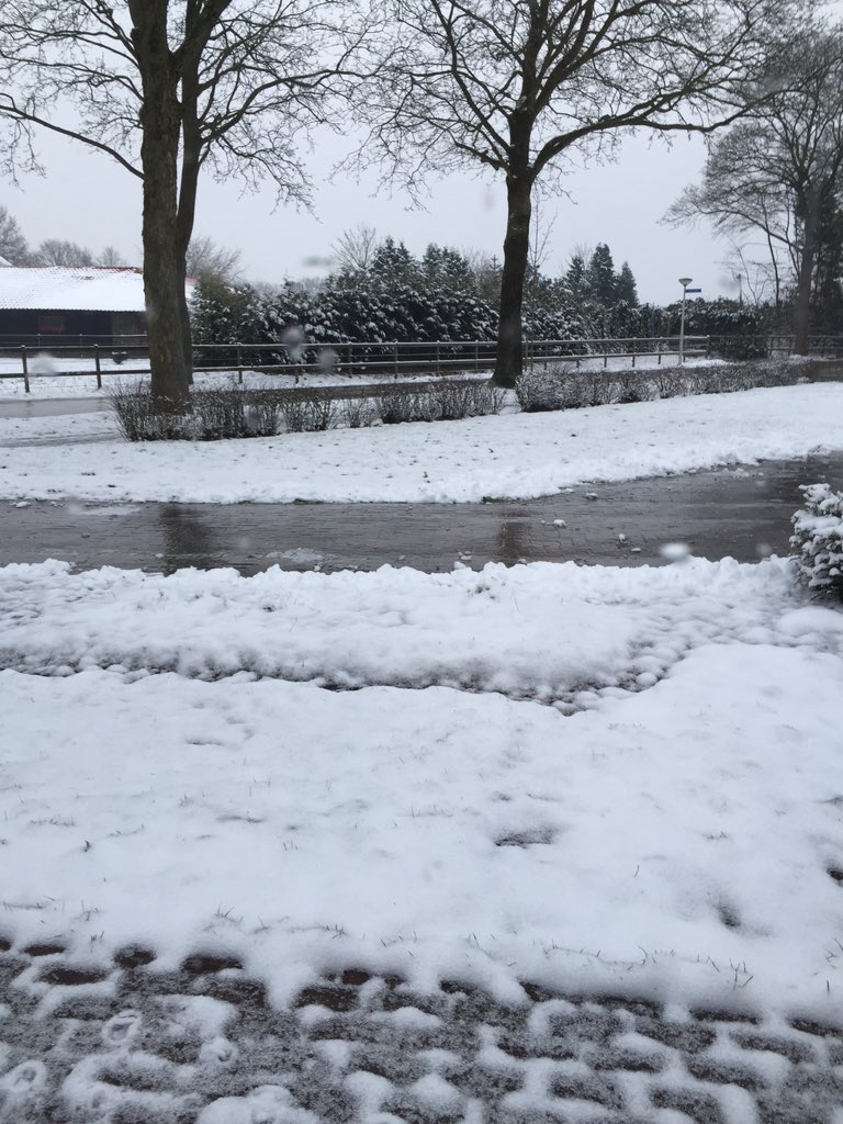 HermanOckhuizen's tweet photo. @HedzerBoonstra Ga je vrijdag al wintersport?? Wat vet!! #glad #ijsweg https://t.co/Dm5nxobrME