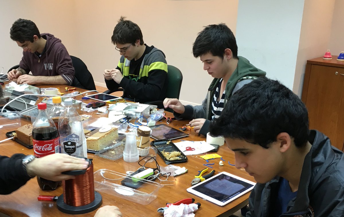 TheMakeree's tweet photo. Our workshop participants are working together and having fun with #STEM @TheMakeree app. https://t.co/SbzeEsHdnR https://t.co/vdg5qaCzLh