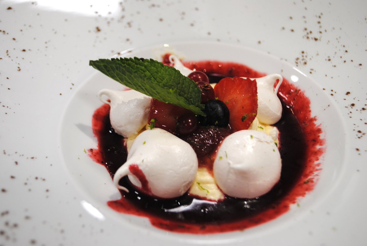 Nikitaparis16's tweet photo. Bientôt Noël Russe! A découvrir la #pavlova façon @Nikitaparis16 https://t.co/gzQck1uLwh