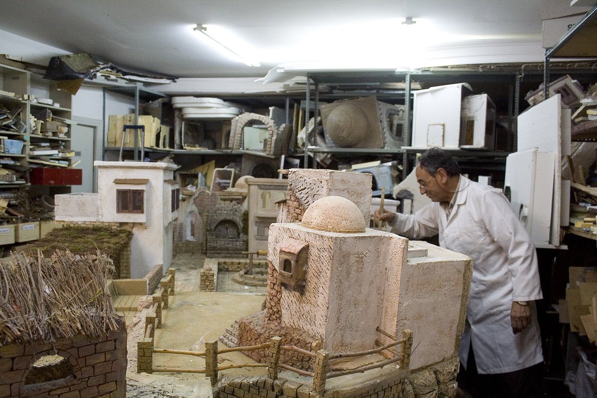 #Artesanos que con esfuerzo crean increíbles #escenarios y #figuras para #belenes. ¡Auténticas #obras de arte!