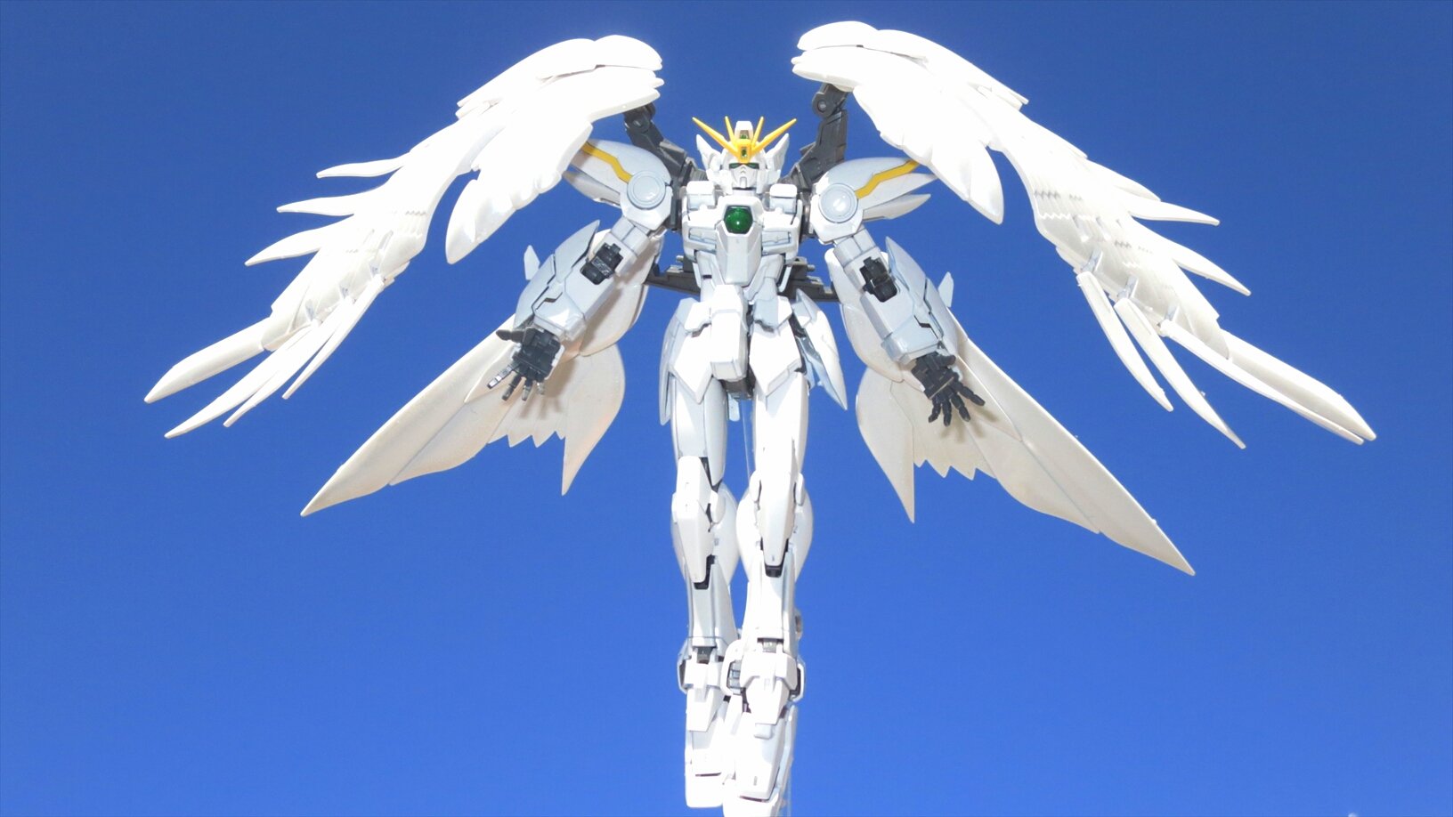 シン Hiro 新年初ガンプラ ガンダムwの小説フローズンティアドロップに登場する白雪姫 スノーホワイト を作りました 新刊表紙を参考にウイングゼロを白く塗っただけですがw ガンダムw G Wing Gunpla ガンプラ T Co Sspiqphufg Twitter